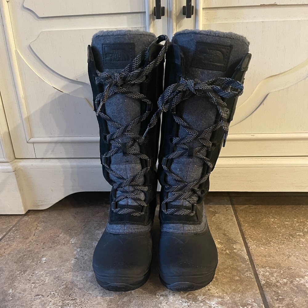 The North Face snow winter boots. Grey and black waterproof foot, showshoe boot